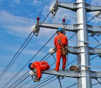 臺(tái)州電力工人高空架線(xiàn)忙 防墜器安全防護(hù)不松懈