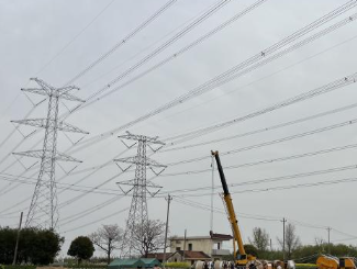 攀登自鎖器鐵塔上的守護(hù)者安全作業(yè)提供保障