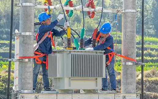貴陽(yáng)供電局變壓器安裝防墜器守護(hù)工人高處作業(yè)安全