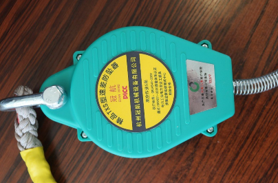 正值冬季，室外高空作業(yè)環(huán)境極端惡劣，防墜器必不可少