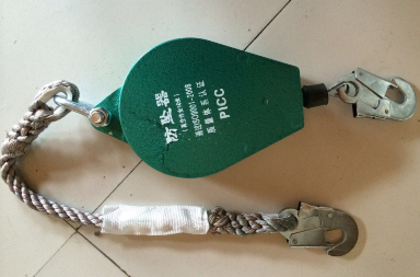 高空作業(yè)驚險(xiǎn)一幕，十二樓無防具擦外窗玻璃